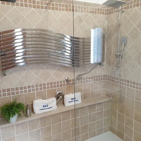 Garden לינה וארוחת בוקר 4*